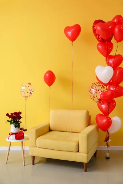 Sessel Mit Schönen Luftballons Und Geschenk Mit Rosenblumen Zum Valentinstag — Stockfoto