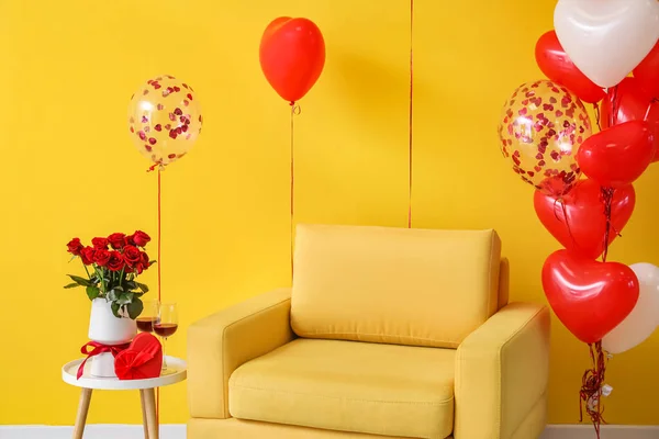 Sessel Mit Schönen Luftballons Und Geschenk Mit Rosenblumen Zum Valentinstag — Stockfoto