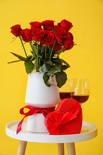 Geschenk Zum Valentinstag Mit Rotwein Und Rosenblüten Auf Dem Tisch — Stockfoto