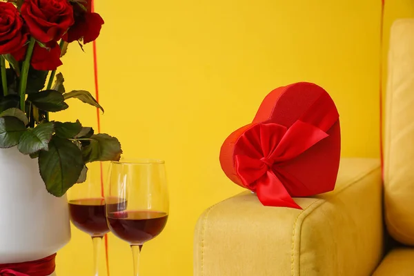 Geschenk Zum Valentinstag Auf Sessel Und Rosenblumen Mit Weingläsern Zimmer — Stockfoto