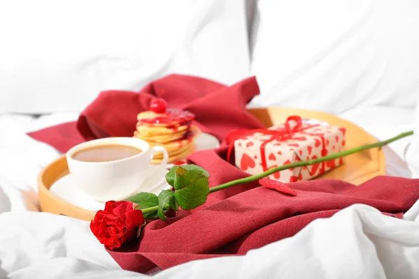 ローズ おいしい朝食付きトレイ 柔らかいベッドでバレンタインデーのプレゼント — ストック写真
