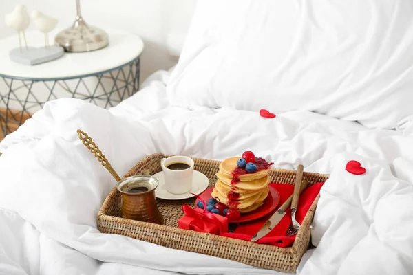 Kahvaltı Yatakta Sevgililer Günü Hediyesi Olan Hasır Bir Tepsi — Stok fotoğraf