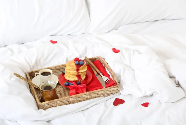 Dienblad Met Heerlijk Ontbijt Cadeau Voor Valentijnsdag Bed — Stockfoto