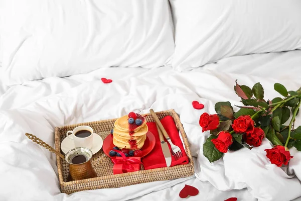 Wicker Tray Delicious Breakfast Bouquet Roses Gift Valentine Day Bed — Stock Photo, Image