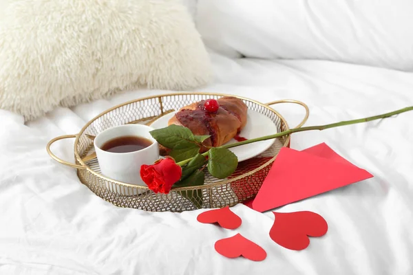Taca Śniadaniem Różą Kopertą Zaproszeniem Walentynki Uroczystości Łóżku — Zdjęcie stockowe