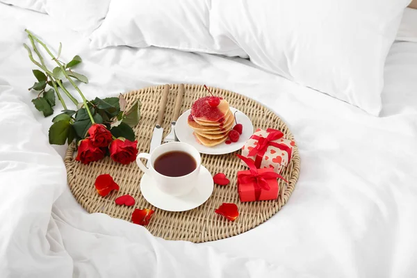 Delicious Breakfast Roses Presents Valentine Day Soft Bed — Stock Photo, Image