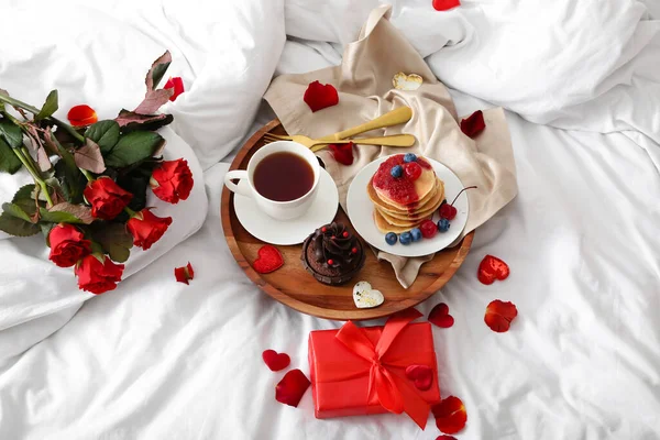 おいしい朝食 バラと柔らかいベッドの上でバレンタインデーのために存在するトレイ — ストック写真