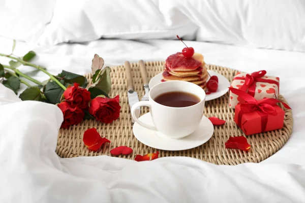 美しいバラ おいしい朝食とベッドの上でバレンタインデーのプレゼント — ストック写真