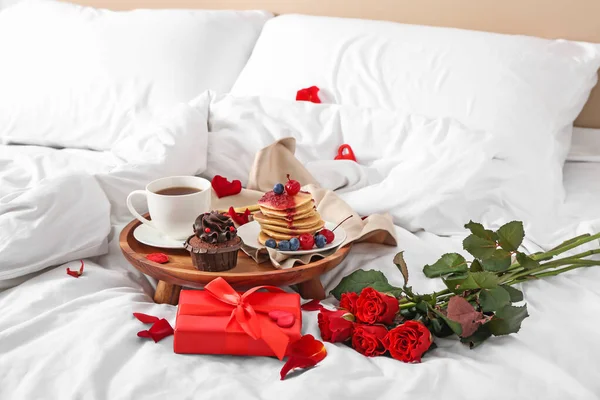 Wooden Tray Delicious Breakfast Roses Present Valentine Day Soft Bed — Stock Photo, Image