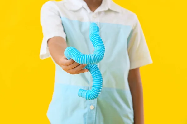 Niño Pequeño Con Tubo Pop Azul Sobre Fondo Amarillo Primer —  Fotos de Stock