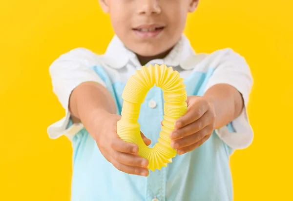 Μικρό Αφροαμερικανό Αγόρι Pop Tube Κίτρινο Φόντο — Φωτογραφία Αρχείου