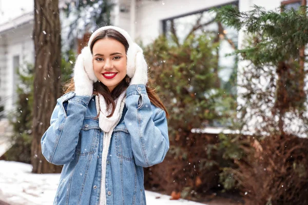 Vacker Ung Kvinna Bär Vantar Och Hörselkåpor Snöig Dag — Stockfoto