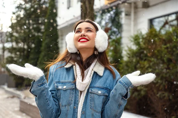 Young Smiling Woman Catching Snowflakes Outdoors — Stock Photo, Image