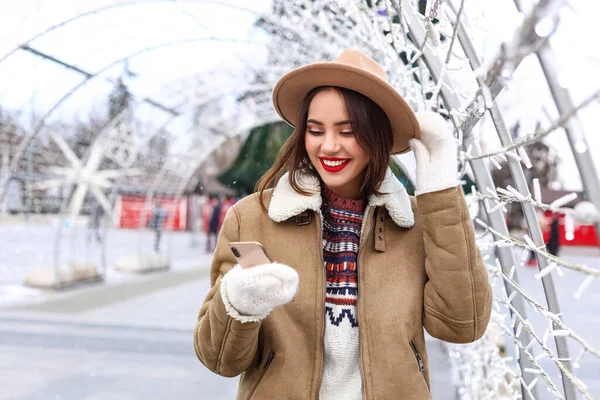 Hermosa Mujer Sonriente Usando Teléfono Móvil Día Invierno —  Fotos de Stock