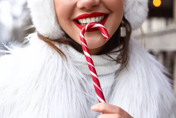 Hermosa Mujer Con Bastón Caramelo Día Invierno Primer Plano —  Fotos de Stock