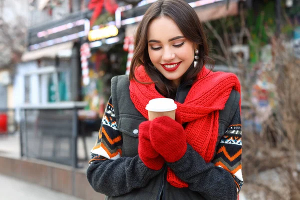 Mujer Moda Joven Con Taza Papel Día Invierno —  Fotos de Stock