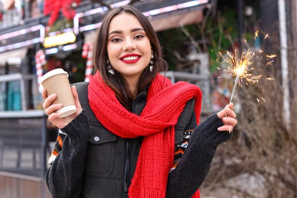 Mujer Joven Con Taza Papel Bengala Calle Ciudad —  Fotos de Stock