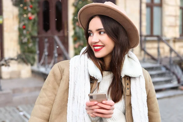 Ung Fashionabel Kvinna Som Använder Mobiltelefon City Street — Stockfoto