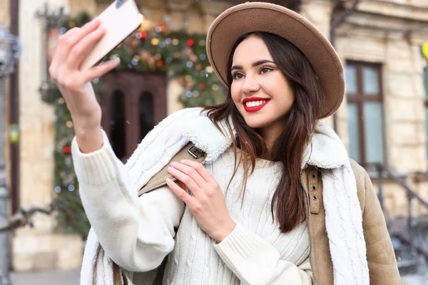 Joven Mujer Moda Tomando Selfie Calle Ciudad —  Fotos de Stock