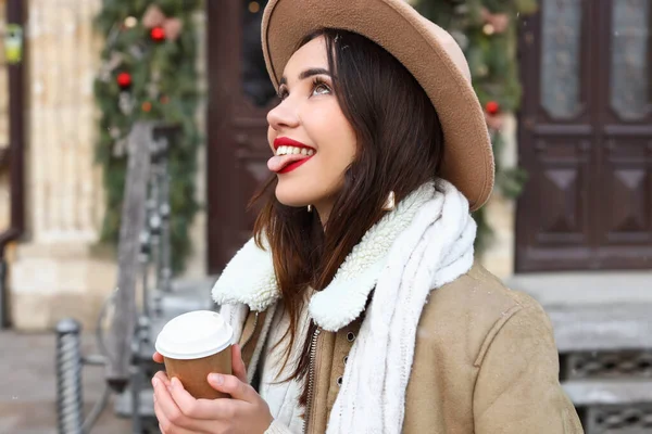 Joven Mujer Moda Con Taza Papel Captura Copos Nieve Con —  Fotos de Stock
