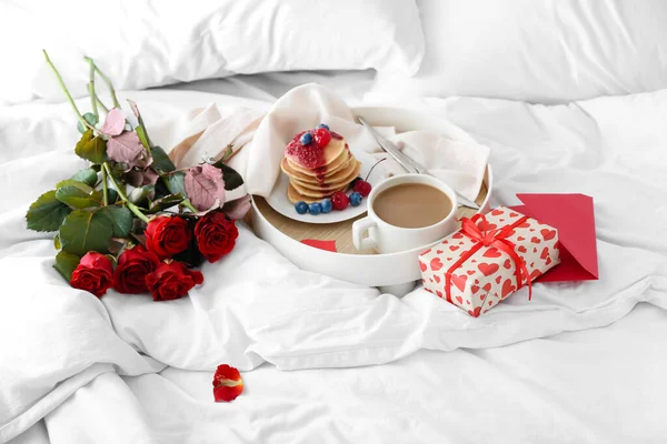 Tray Tasty Breakfast Bouquet Roses Gift Box Valentine Day Bed — Stock Photo, Image