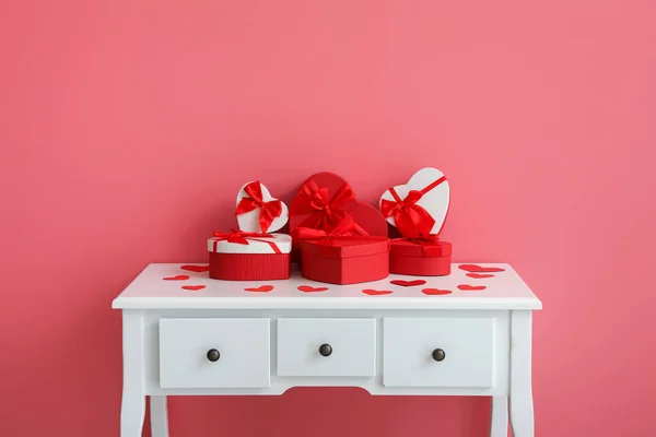 Stapelweise Geschenke Zum Valentinstag Auf Dem Tisch Zimmer — Stockfoto