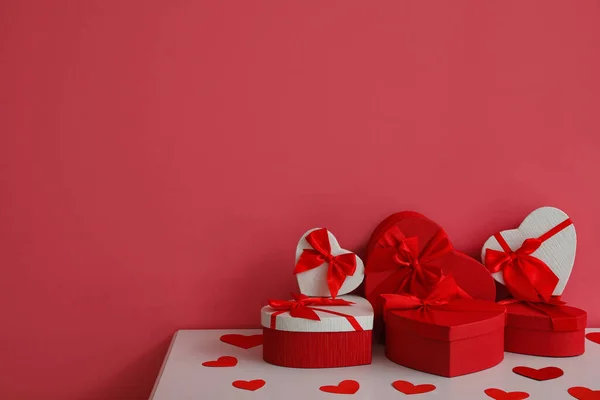 Куча Подарков День Святого Валентина Столе Номере — стоковое фото