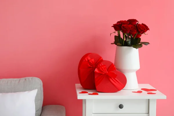 Geschenke Und Rosenblumen Zum Valentinstag Auf Dem Tisch Zimmer — Stockfoto