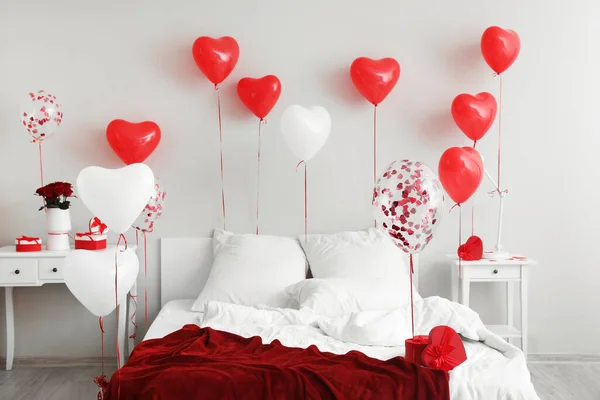 Geschenke Schlafzimmer Mit Luftballons Zum Valentinstag Dekoriert — Stockfoto