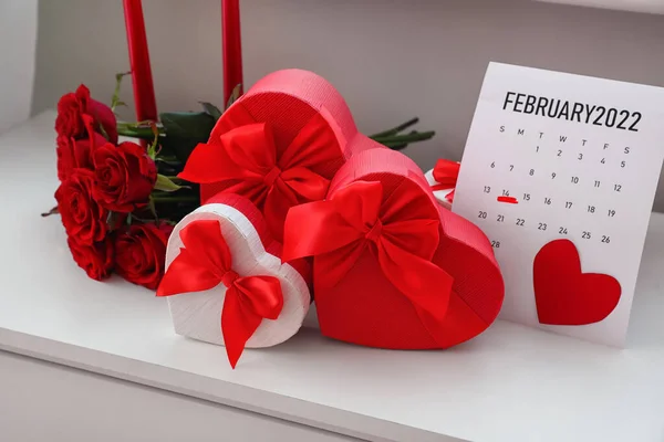 Cadeaux Fleurs Roses Calendrier Avec Date Marquée Saint Valentin Sur — Photo