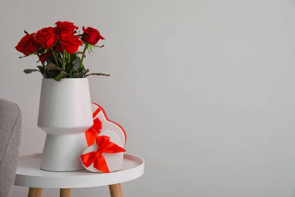 테이블 위에서 발렌타인 데이를 꽃다발 — 스톡 사진