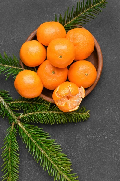 Assiette Avec Savoureuses Mandarines Branches Sapin Sur Fond Noir — Photo