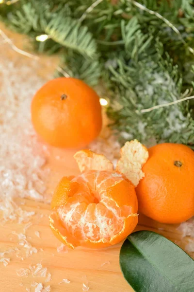 Goûteuses Mandarines Neige Sur Fond Bois — Photo