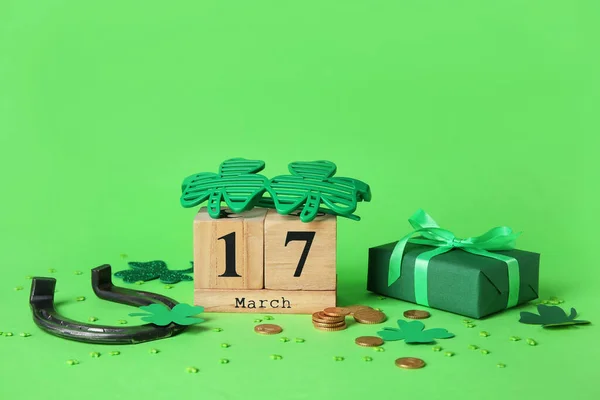 Gift Box Calendar Glass Horseshoe Зеленому Тлі День Святого Патрика — стокове фото
