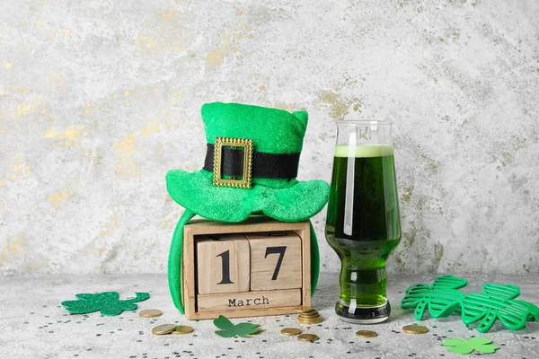 Leprechaun Hat Glass Beer Calendar Light Background Patrick Day Celebration — Stock Photo, Image