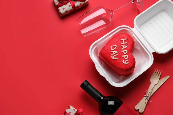 赤い背景にバレンタインデーのためのおいしいお弁当ケーキとガラスのプラスチック弁当箱 — ストック写真