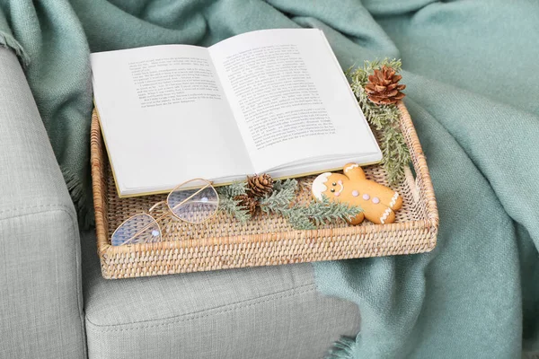 Proutěný Podnos Otevřenou Knihou Brýlemi Sušenkami Zimní Výzdobou Pohodlné Pohovce — Stock fotografie