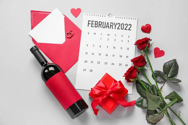 Calendrier Avec Bouteille Vin Enveloppe Anneaux Cadeau Roses Sur Fond — Photo