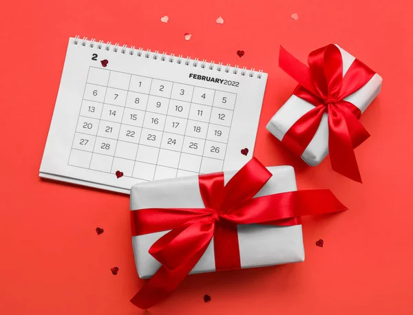 红底的红心日历和礼品盒 情人节庆祝活动 — 图库照片