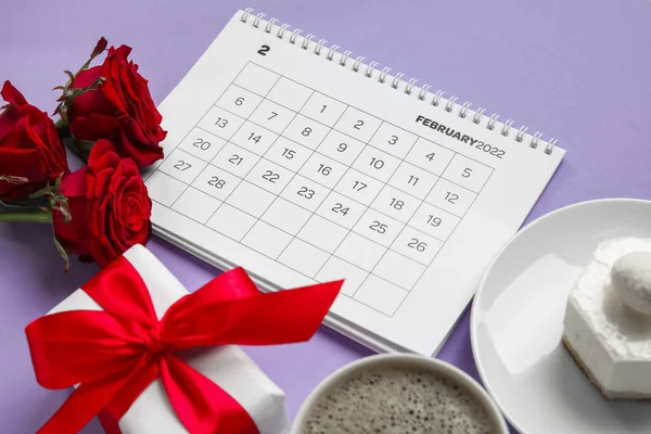 ギフト コーヒーとデザートのカレンダーを紫色の背景に バレンタインデーのお祝い — ストック写真