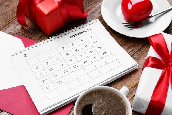 Kalender Met Kopje Koffie Enveloppe Geschenken Dessert Harten Houten Achtergrond — Stockfoto