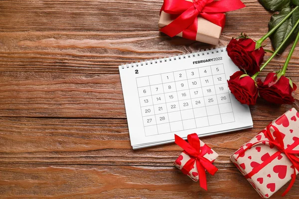 Calendario Con Rosas Regalos Sobre Fondo Madera Celebración San Valentín — Foto de Stock