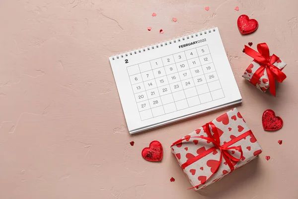 Calendrier Avec Des Cadeaux Des Cœurs Sur Fond Beige Fête — Photo