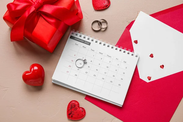 Calendrier Avec Anneaux Enveloppe Cadeau Coeurs Sur Fond Beige Fête — Photo