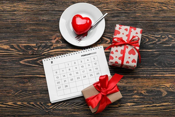 日历与礼品盒和甜点在黑暗的木制背景 情人节庆祝活动 — 图库照片
