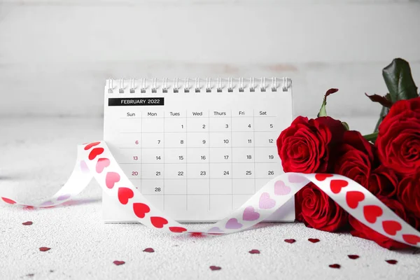 用玫瑰 缎带和红心装饰在白色木制背景下的日历 情人节庆祝活动 — 图库照片
