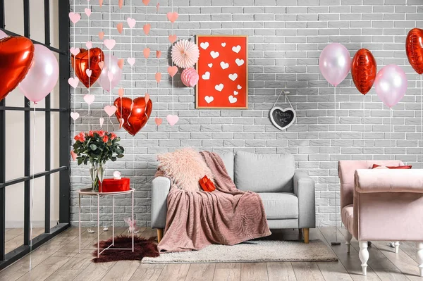 Innenraum Des Zimmers Zum Valentinstag Mit Luftballons Und Bequemen Sofas — Stockfoto