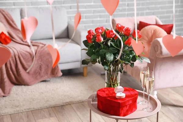 Verlobungsring Sektgläser Und Blumen Auf Dem Tisch Stilvollen Zimmer — Stockfoto