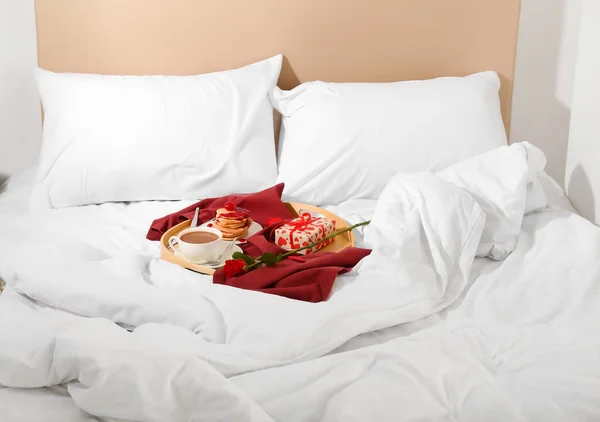 Wooden Tray Breakfast Rose Gift Valentine Day Bed Лицензионные Стоковые Изображения