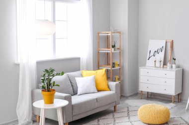 Kanepe ve kolye lambalı bir oturma odası.